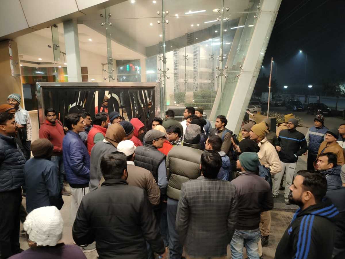 पंचशील ग्रीन्स 2 सोसाइटी में पानी की किल्लत के कारण सोसाइटी निवासियों का मेन गेट पर बवाल